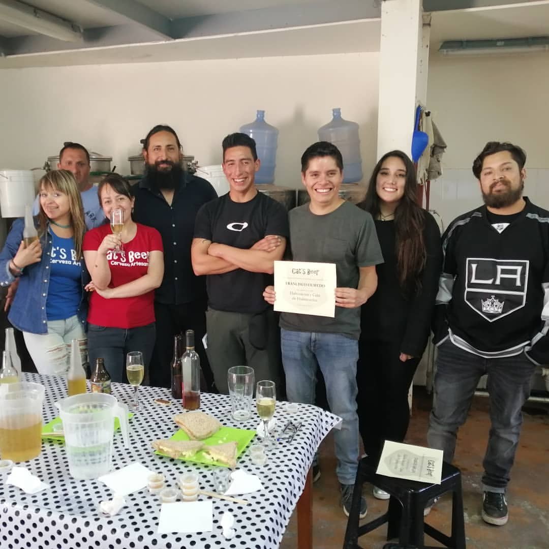 Grupo con sus diplomas al terminar el curso